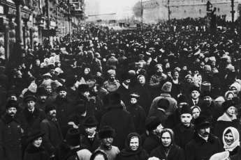 Manifestação durante as jornadas de Fevereiro na Passagem dos Teatros, Moscovo, 1917