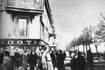 As ruas de Petrogrado durante as jornadas de Outubro de 1917